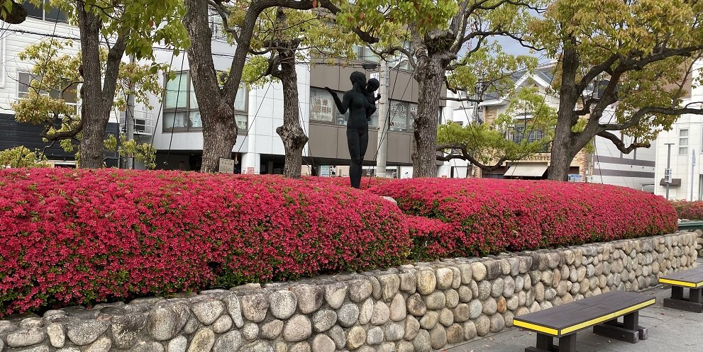 芦屋市役所母子の像